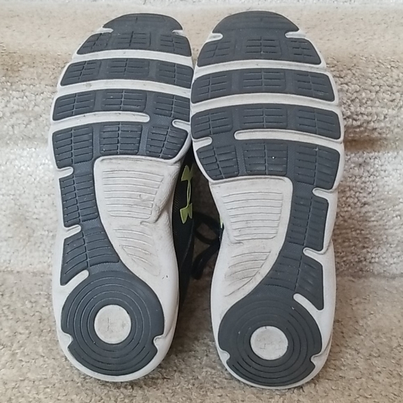 Under armor tennis shoes - Picture 3 of 4